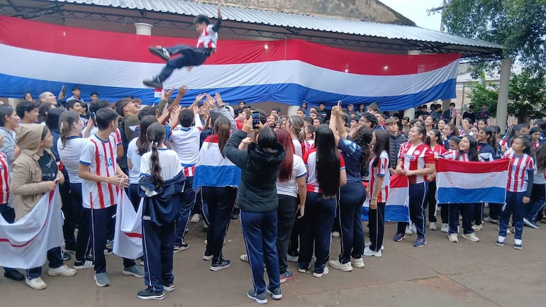 La alegría, el patriotismo y la esperanza se apoderaron de la comunidad educativa