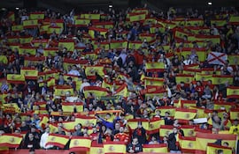 Aficionados españoles durante el partido amistoso que las selecciones de España y Egipto, donde una parte del público realizó cánticos ofensivos.