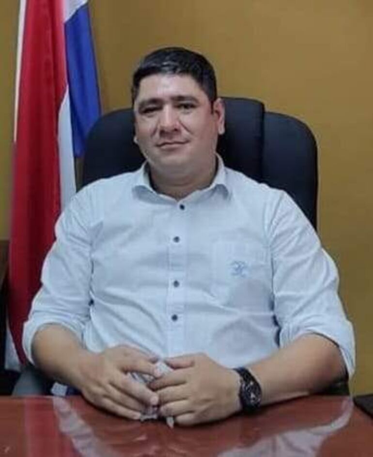 El exviceministro de Agricultura, Moisés Espínola, presenta su precandidatura para la intendencia de Carapeguá.