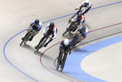 Nicolás Olivera (c) de Colombia compite en la categoría ciclismo de pista keirin masculino, en los II Juegos Panamericanos Junior ASU 2025 este viernes, en Luque (Paraguay).