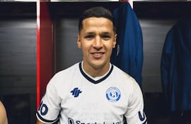 El delantero paraguayo, Alex Adrián Arce Barrios (30 años), posa con la pelota del partido, que se ganó tras marcarle un triplete para Independiente Rivadavia ante Deportivo La Guaira.
