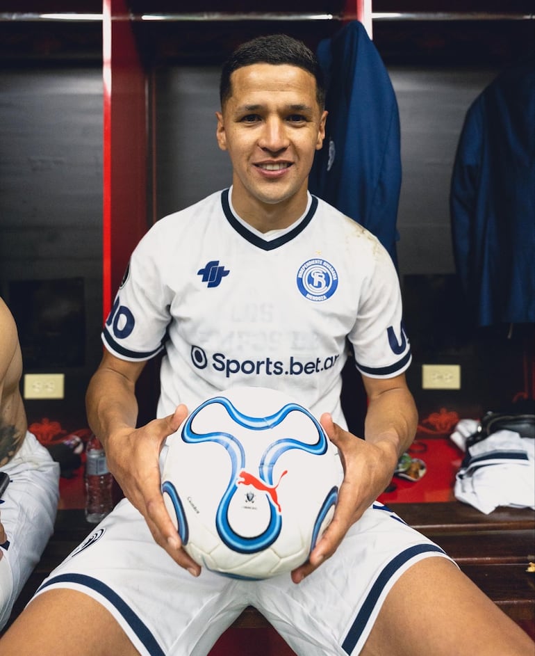El delantero paraguayo, Alex Adrián Arce Barrios (30 años), posa con la pelota del partido, que se ganó tras marcarle un triplete para Independiente Rivadavia ante Deportivo La Guaira.