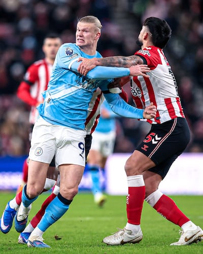 El zaguero paraguayo, Omar Alderete en plena disputa con el portentoso atacante noruego Erling Braut Haaland.