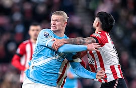 El zaguero paraguayo, Omar Alderete en plena disputa con el portentoso atacante noruego Erling Braut Haaland.