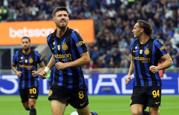 El futbolista del Inter de Milán, Petar Sicic, celebra tras anotar el gol del 1-0 que abrió el marcador durante el partido de fútbol de la Serie A italiana entre el Internazionale Milano y el Parma Calcio.