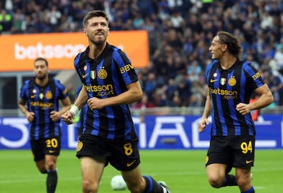 El futbolista del Inter de Milán, Petar Sicic, celebra tras anotar el gol del 1-0 que abrió el marcador durante el partido de fútbol de la Serie A italiana entre el Internazionale Milano y el Parma Calcio.