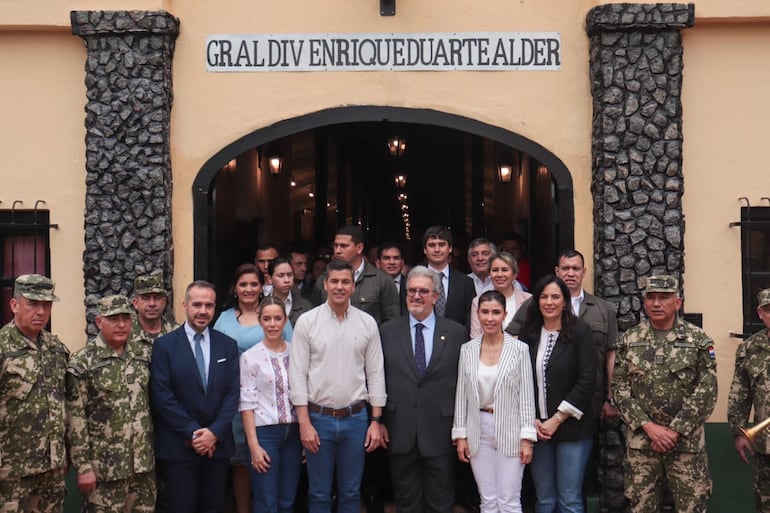 Santiago Peña y Enrique Duarte en el Museo Histórico del Comando, en el Día de la Artillería Paraguaya Gral. Enrique Duarte Alder.
