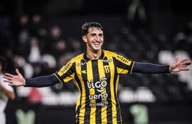 Enzo Agustín Manzur (25 años), mediocampista de Guaraní.