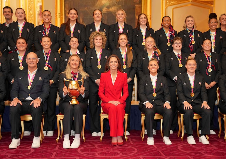 La princesa de Gales posando con miembros del equipo femenino de rugby de Inglaterra durante una recepción tras su victoria en la Copa del Mundo de 2025. (Kin Cheung / POOL / AFP)