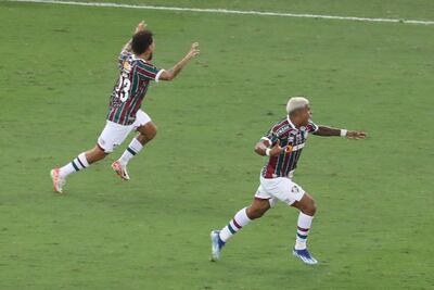 John Kennedy (d) de Fluminense celebra un gol hoy, en un partido de la final de la Copa Libertadores entre Boca Juniors y Fluminense en el estadio de Maracaná, en Rio de Janeiro (Brasil).
