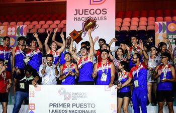 Los integrantes de la selección de Central levantando la copa de campeón.