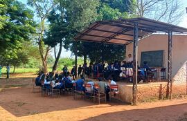 Alumnos reciben clases en el escenario y bajo árboles en una escuela de Coronel Oviedo