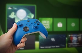 Control de Xbox sostenido en mano, fondo verde con pantallas tecnológicas.