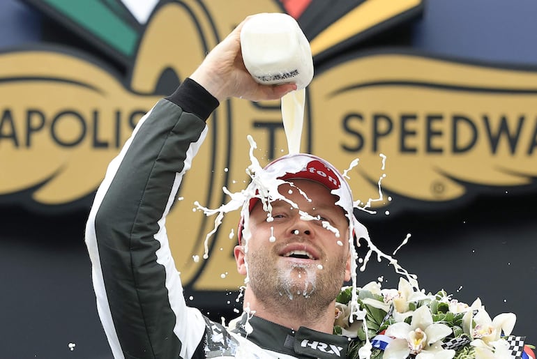 Felix Rosenqvist celebra con el tradicional baño de leche en Indiana.
