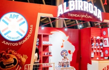 La tienda oficial de la Albirroja en la pasarela del Mariscal.