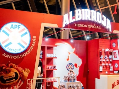 La tienda oficial de la Albirroja en la pasarela del Mariscal.