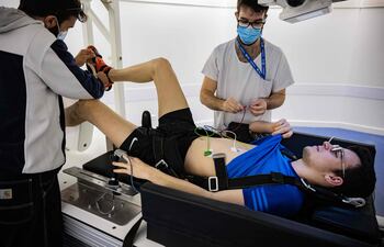Un voluntario (CBot) se ve en la sala de centrifugación de "MEDES", la clínica espacial francesa en Toulouse durante un estudio clínico que simula las consecuencias de la ingravidez en los astronautas en el espacio.