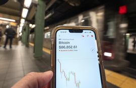 El movimiento de la criptomoneda Bitcoin en una aplicación móvil este martes, en Nueva York (EE.UU.). Las criptomonedas siguen generando cambios profundos en la economía y la regulación global. En América, tres países muestran realidades contrastantes: Estados Unidos flexibiliza su marco regulador bajo el segundo mandato de Donald Trump, Argentina lidera la adopción cripto en Latinoamérica, y El Salvador, tras haber sido pionero en hacer del bitcóin una moneda de curso legal, enfrenta un retroceso en su apuesta digital. EFE/ Ángel Colmenares