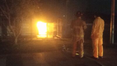 Bomberos combaten el fuego de un transformador en la Costanera de Asunción frente a Turista Roga.