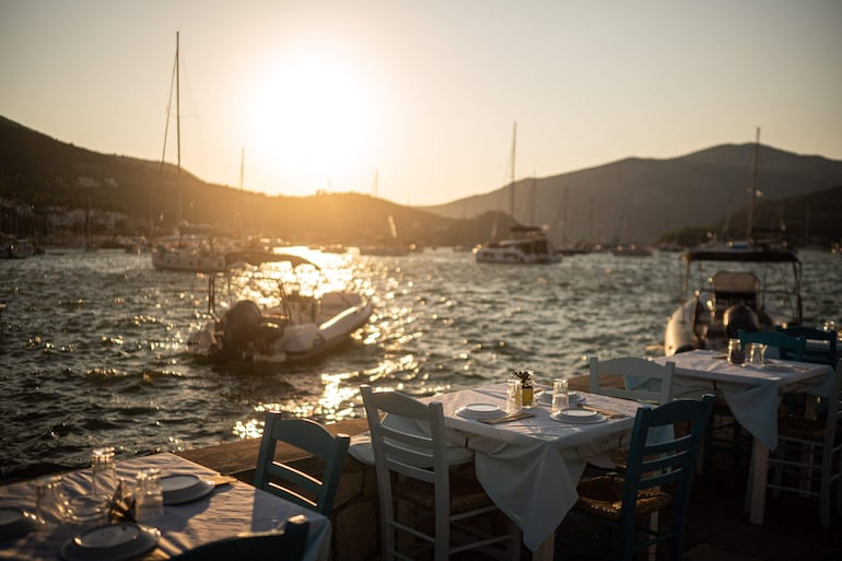 Mesas dispuestas en un restaurante frente al mar, en la localidad de Vathí, en la isla de Ítaca, en el mar Jónico, el 3 de agosto de 2026.