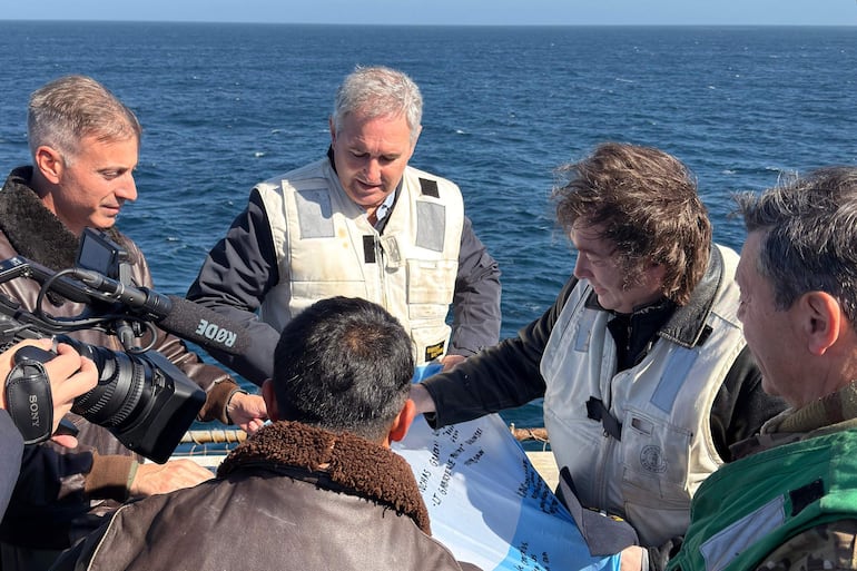 Fotografía cedida por la Armada Argentina que muestra al presidente argentino Javier Milei (2-d) durante su visita al portaaviones USS Nimitz este jueves, en Mar del Plata (Argentina). 