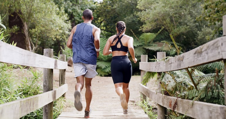 Pareja corre en un parque.