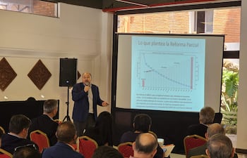 Dr. Julio Fernández, economista de la UIP, en el panel debate de la CERNECO sobre la reforma de la Caja Fiscal.