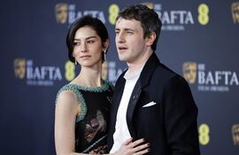 Gracie Abrams y Paul Mescal posan en la alfombra roja de los BAFTA Film Awards 2026 en el Royal Festival Hall de Londres. (EFE/EPA/TOLGA AKMEN)