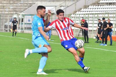 El atacante encarnaceno Kevin Espinoza (19 años) intenta aguantar la marca del zaguero  argentino Óscar Brizuela (33). (Foto: APF)