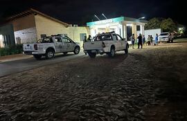 Móviles policiales se constituyeron en el Centro de Salud de Nueva Italia, tras ser notificados de la extraña muerte de Carlos Garay González, ocurrida hoy.