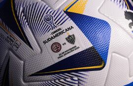 Esta toma muestra un balón oficial de la final de la Copa Sudamericana, antes del partido final de fútbol de la Copa Sudamericana entre el Lanús de Argentina y el Atlético Mineiro de Brasil.