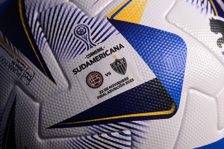 Esta toma muestra un balón oficial de la final de la Copa Sudamericana, antes del partido final de fútbol de la Copa Sudamericana entre el Lanús de Argentina y el Atlético Mineiro de Brasil.