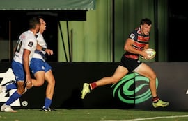 El pampa Tobías Wade deja atrás a la defensa Yacaré para apoyar su try. Foto SRA