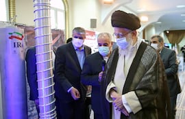 El líder supremo iraní, el ayatolá Ali Khamenei, acompañado por el jefe de la Organización de Energía Atómica de Irán (AEOI) Mohammad Eslami. El líder supremo de Irán, Ali Jameneí, afirmó este domingo que “no hay nada de malo” en cerrar un acuerdo nuclear con Occidente, pero matizó que las infraestructuras atómicas iraníes deben permanecer intactas.