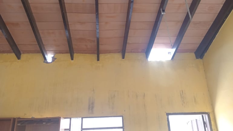 La estructura del techo de la Escuela Puertas del Sol de San Antonio está totalmente comprometida. El pabellón fue clausurado en su totalidad por el intendente Santiago Aguilera (PLRA).