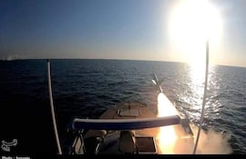 El Ejército iraní aseguró que destruirá "toda la infraestructura petrolera, económica y energética relacionada con Estados Unidos" en Oriente Medio si se produce una agresión contra sus propias instalaciones energéticas, después del ataque estadounidense contra la isla iraní de Kharg, corazón de la industria petrolera de la República Islámica. EFE/hossein/ Tasnim News