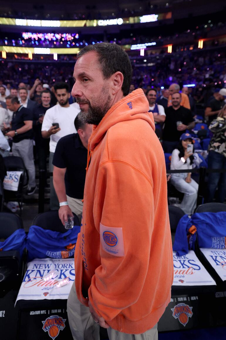 Adam Sandler también estuvo presente en el cuarto partido de las Finales de la NBA de 2026 entre los San Antonio Spurs y los New York Knicks en el Madison Square Garden. (Al Bello/Getty Images/AFP)
