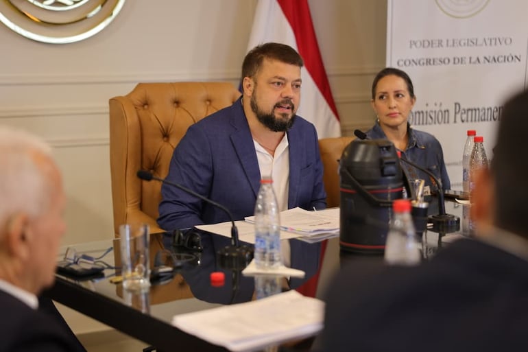 El senador Colym Soroka, presidente de la Comisión Permanente del Congreso, encabezó la mesa de trabajo sobre el Proyecto de Ley de Reforma de la Caja Fiscal junto a autoridades del MEF y gremios civiles.