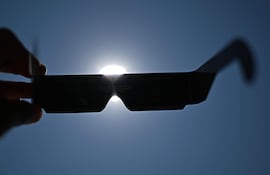 Esta fotografía muestra gafas para observar directamente el Sol en Béziers, en el sur de Francia, el 5 de agosto de 2026, antes del eclipse solar del 12 de agosto. En Francia, el eclipse solar del 12 de agosto no será total, pero aun así podrá observarse durante las últimas horas de la tarde.