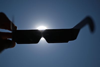 Esta fotografía muestra gafas para observar directamente el Sol en Béziers, en el sur de Francia, el 5 de agosto de 2026, antes del eclipse solar del 12 de agosto. En Francia, el eclipse solar del 12 de agosto no será total, pero aun así podrá observarse durante las últimas horas de la tarde.