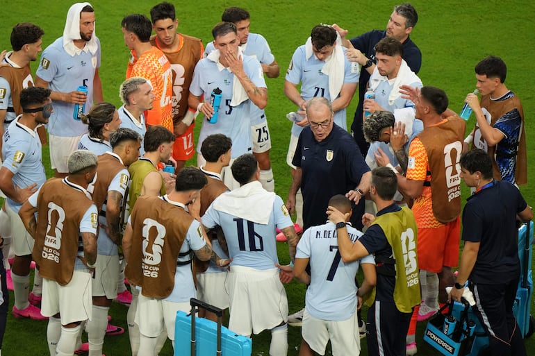 El seleccionador de Uruguay Marcelo Bielsa (c) da indicaciones este lunes, en un partido del grupo H de la Mundial FIFA 2026 entre Arabia Saudita y Uruguay en el estadio Hard Rock en Miami (EE.UU.).