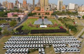 El pasado 19 de setiembre, el Gobierno  entregó 250 patrulleras, 100 motocicletas y 1.500 chalecos antibalas, mediante una inversión de US$ 12 millones.