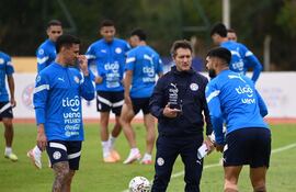 Guillermo Barros Schelotto, dialogando con Matías Rojas y Omar Alderete en el entrenamiento de la Albirroja este martes en el CARDE de Ypané.