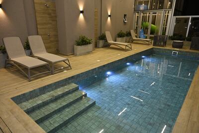 Piscinas panorámicas, gimnasio y áreas de esparcimiento coronan el nivel 44, donde el confort alcanza su máxima altura.