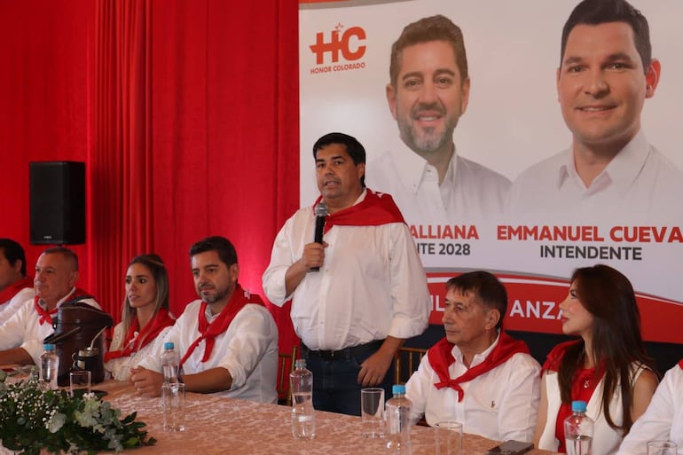 Luis Benítez (centro) y Pedro Alliana. Atrás una gigantografía de Alliana presidente 2028 y Emmanuel Cuevas 2026.
