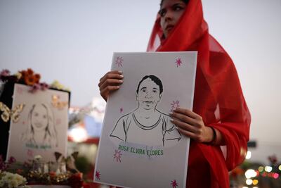 Personas pertenecientes a colectivos feministas, artistas y LGBTIQ+ participan en una presentación denominada Procesión Queer, en homenaje a víctimas de feminicidio y mujeres transgénero asesinadas.