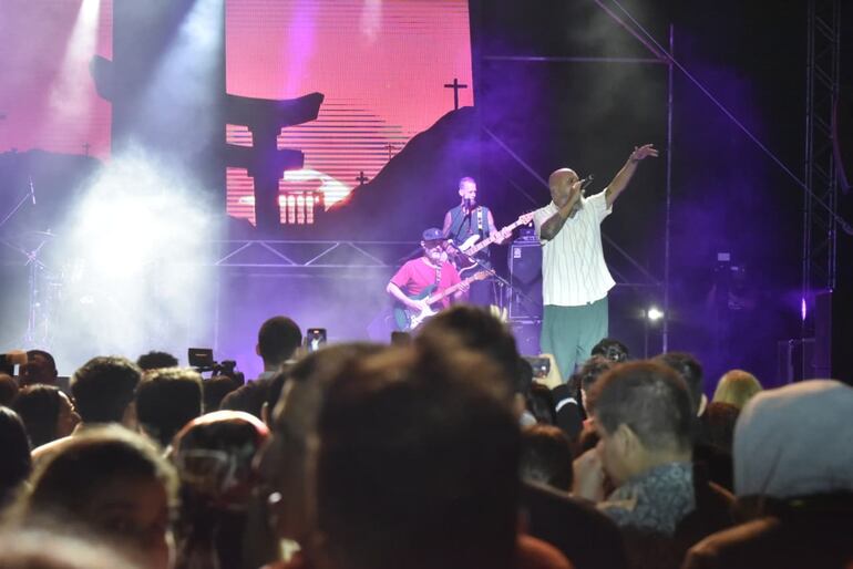 Bahiano, en otro momento del show, que fue organizado por la productora MK Group. Durante el show se realizó un enlace en vivo con Teletón.