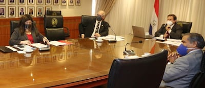 De izq. a der., los ministros Carolina Llanes, Luis María Benítez Riera, Alberto Martínez Simón y Manuel Ramírez Candia, en tribunales. Los demás ministros participaron desde sus domicilios.