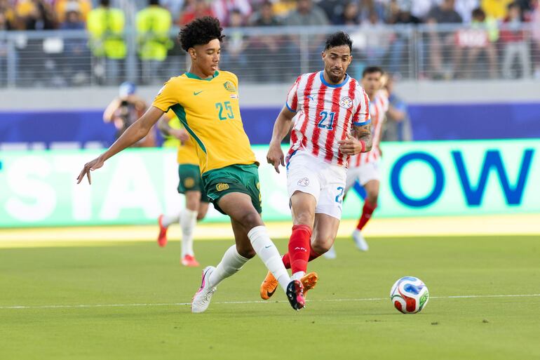 Lucas Herrington (izda.) de Australia y Gabriel Ávalos de Paraguay en acción durante el partido de la fase de grupos de la Copa Mundial de la FIFA 2026 entre Paraguay y Australia, en Santa Clara, California, EE. UU..