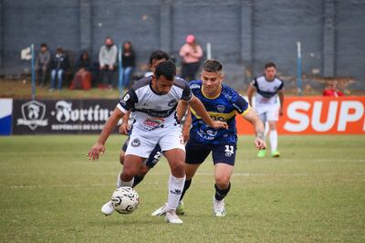 Pablo Hernán Rolón, del 24 de Setiembre, maneja el esférico ante la marca cercana del atacante auriazul Emmanuel David Morales. (Foto: APF)